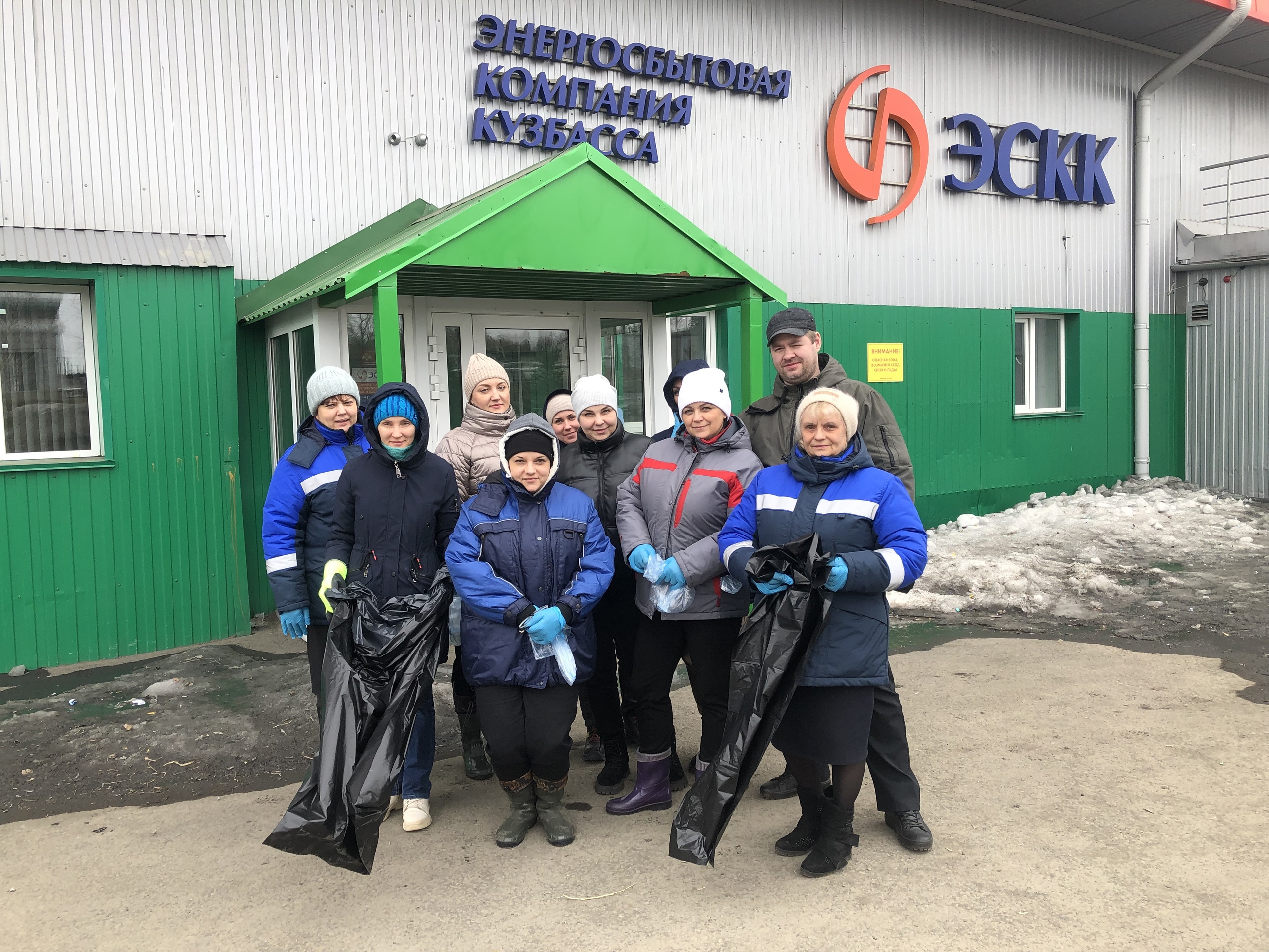 Энергетики в городе Березовский приняли участие в массовом общегородском субботнике.